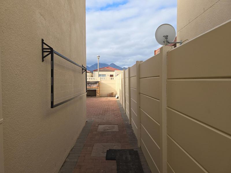 To Let 2 Bedroom Property for Rent in Admirals Park Western Cape